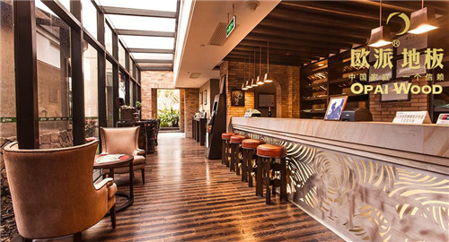 在木地板襯托下,餐廳成為一個(gè)亮點(diǎn)