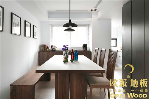 在木地板襯托下,餐廳成為一個(gè)亮點(diǎn)